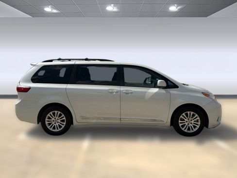Used 2017 Toyota Sienna XLE w/ XLE Navigation Package FWD image 8