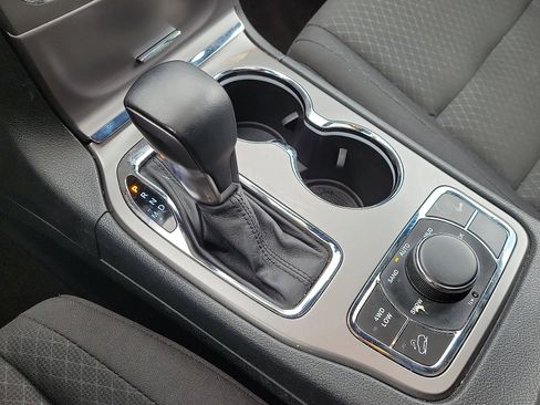 Used 2019 Jeep Grand Cherokee Laredo AWD/4WD image 12
