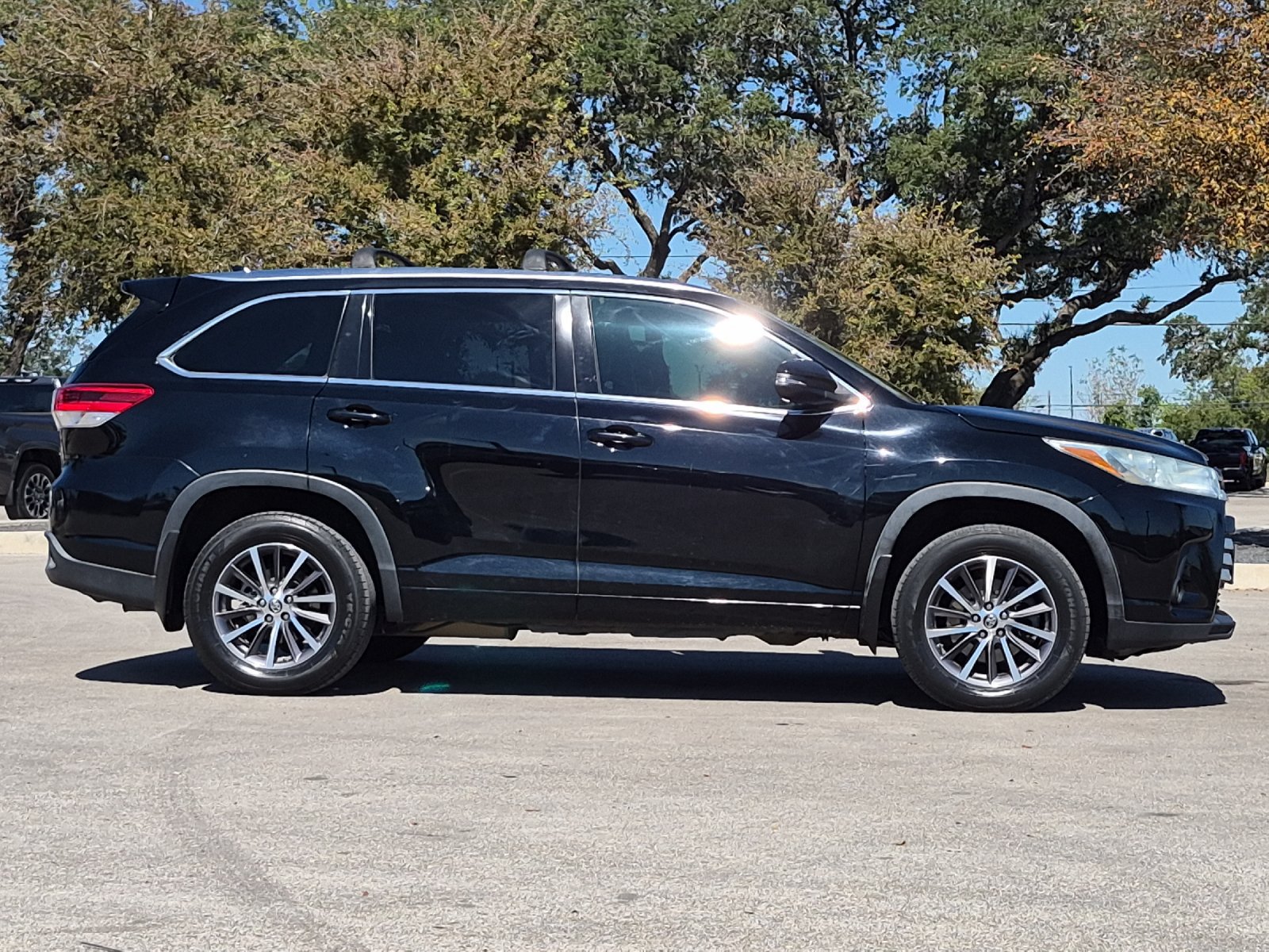 Used 2017 Toyota Highlander XLE AWD/4WD image 6