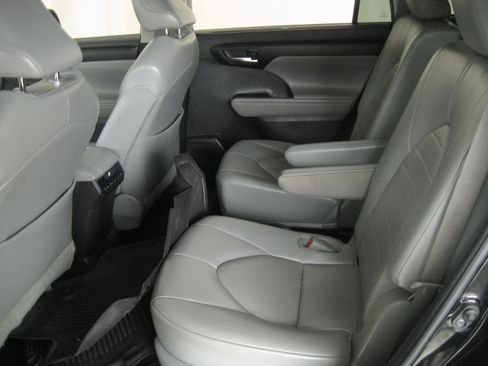 Used 2022 Toyota Highlander XLE image 9