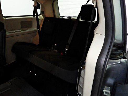 Used 2018 Dodge Grand Caravan SE w/ UConnect Hands-Free Group FWD image 10