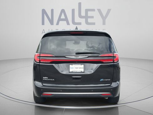 Used 2023 Chrysler Pacifica Touring-L FWD image 4