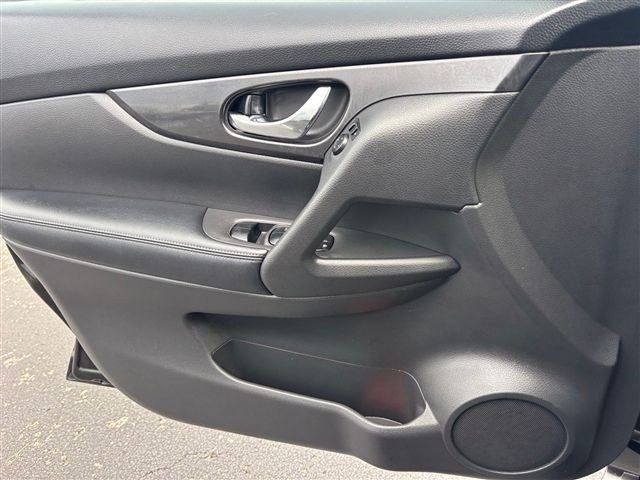 Used 2018 Nissan Rogue SV FWD image 11