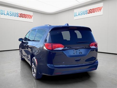 Used 2020 Chrysler Pacifica Touring-L image 5