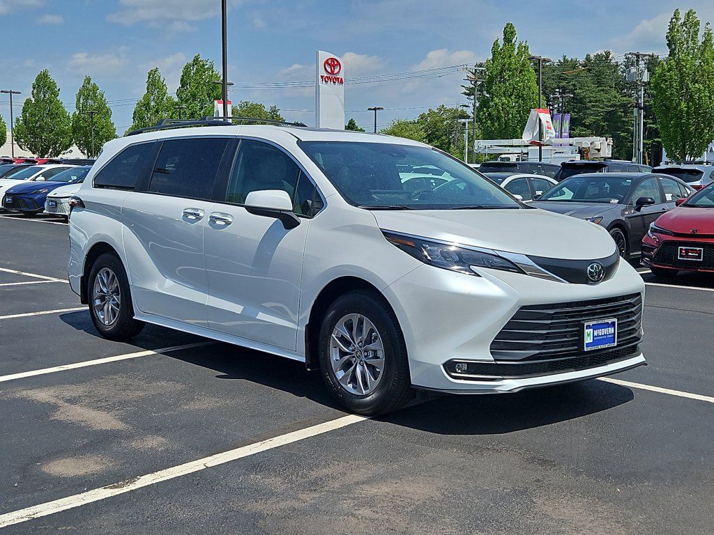 New 2026 Toyota Sienna XLE AWD/4WD image 3