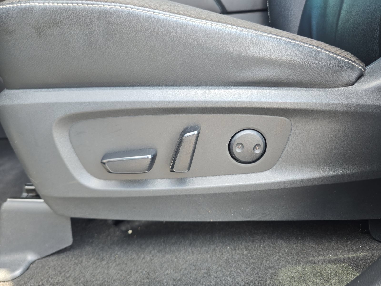 Used 2023 Nissan Pathfinder SL w/ Lighting Package (N92) FWD image 16