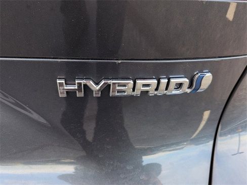 Certified 2022 Toyota Venza LE image 11