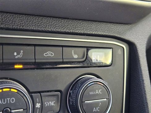 Used 2021 Volkswagen Atlas Cross Sport SE image 28