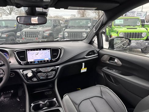 Used 2023 Chrysler Pacifica Limited w/ Uconnect Theater Family Group FWD image 36