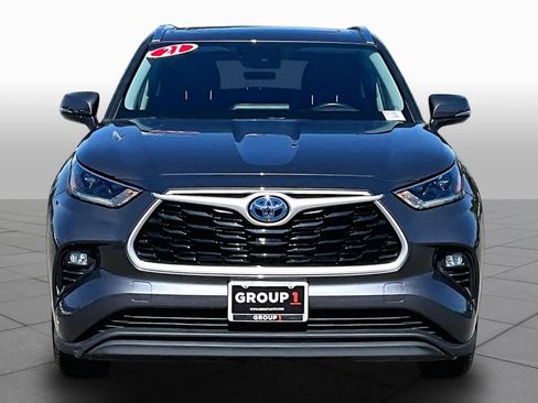 Used 2021 Toyota Highlander XLE FWD image 3
