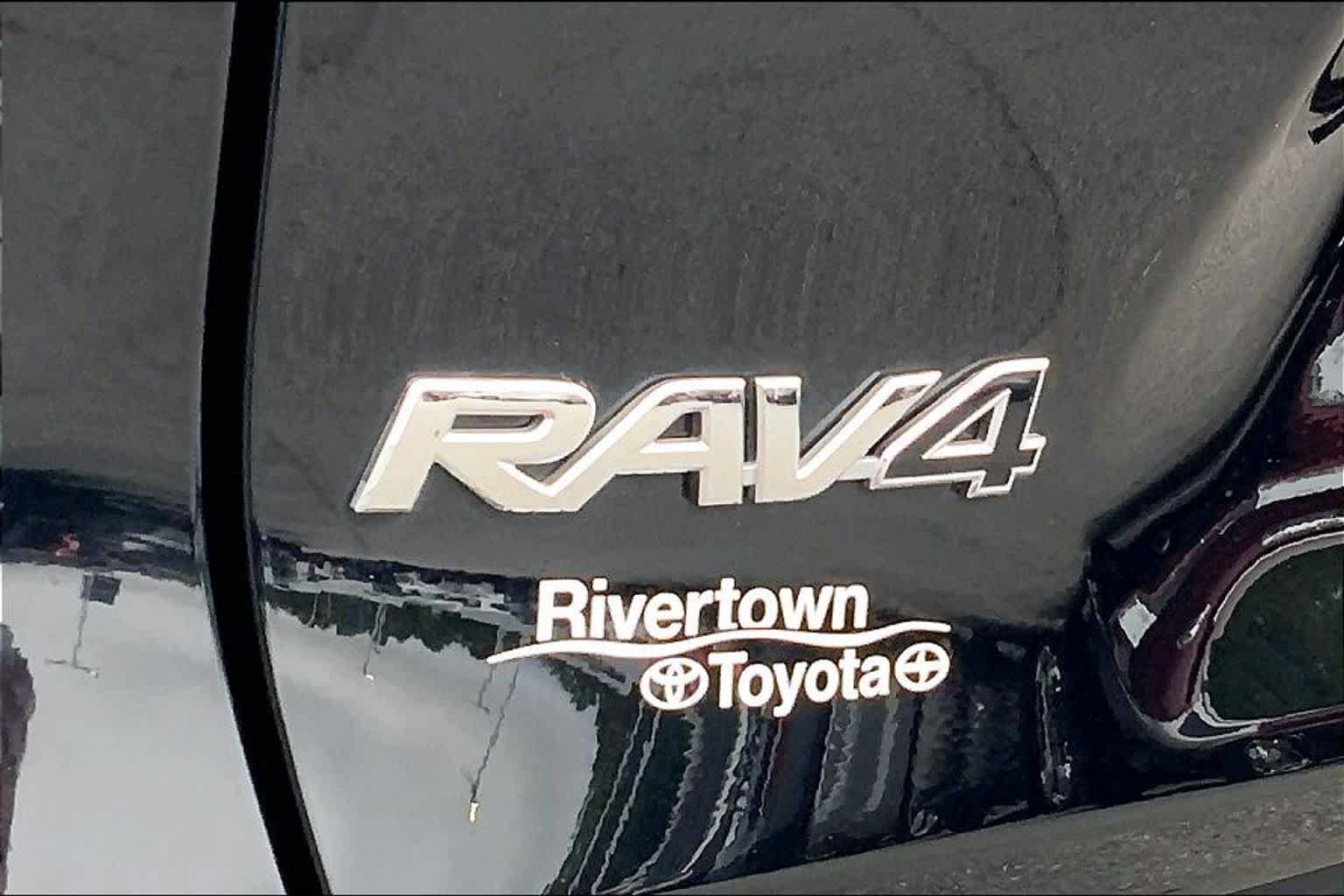 Used 2025 Toyota RAV4 LE FWD image 28