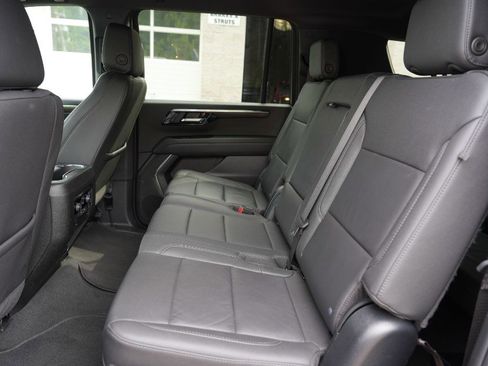 Used 2025 Chevrolet Suburban LT AWD/4WD image 17