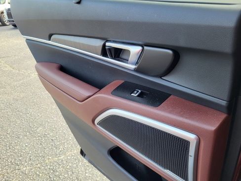 Used 2023 Kia Telluride EX w/ EX Captain's Chair Package image 20