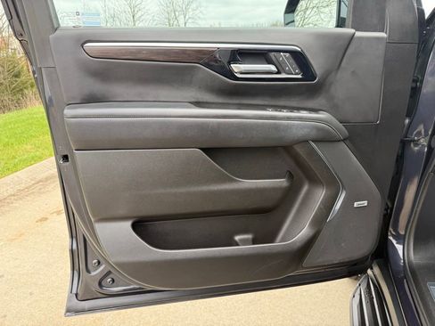 Used 2025 Chevrolet Suburban Premier RWD image 28