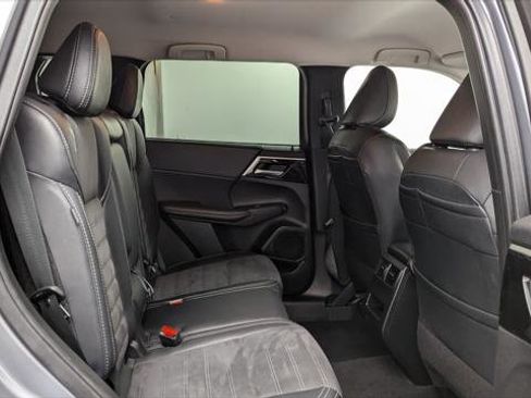Used 2024 Mitsubishi Outlander SE image 19
