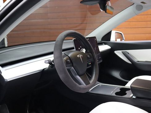 Used 2021 Tesla Model Y Long Range image 30