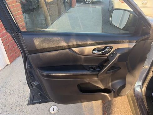 Used 2016 Nissan Rogue SV w/ SV Premium Package image 7