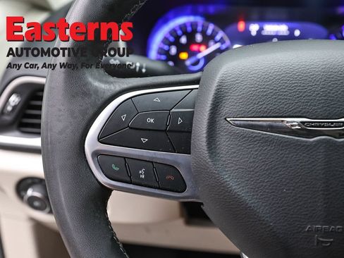 Used 2023 Chrysler Pacifica Touring-L FWD image 15