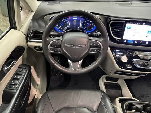 Used 2022 Chrysler Pacifica Touring-L FWD image 13