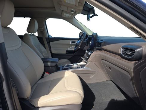 Used 2023 Ford Explorer Platinum w/ Premium Technology Package image 17