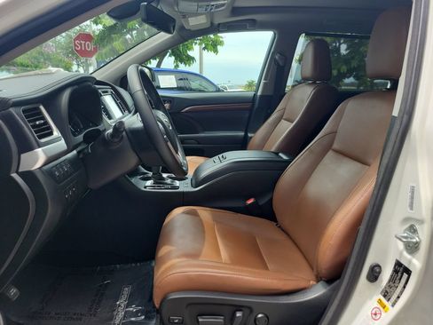 Used 2018 Toyota Highlander Limited Platinum FWD image 23
