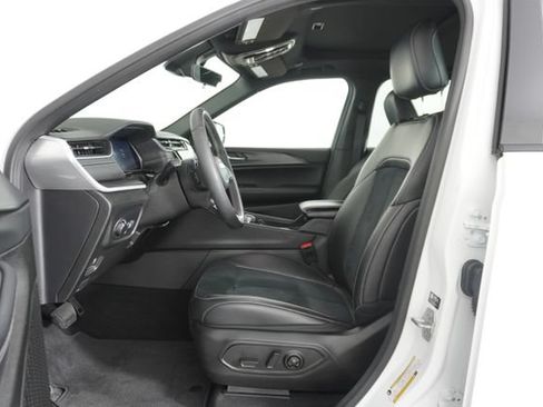 Used 2025 Jeep Grand Cherokee Altitude RWD image 19
