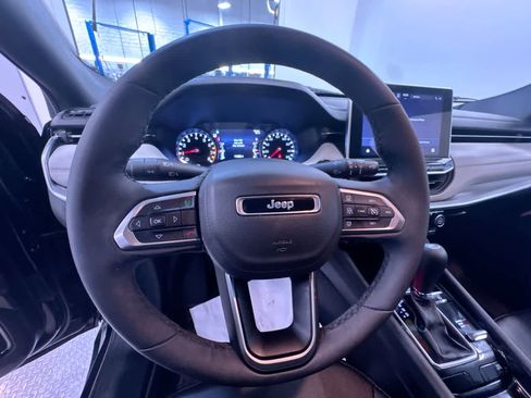 Used 2025 Jeep Compass Limited image 15