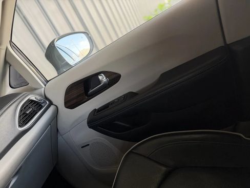 Used 2022 Chrysler Pacifica Limited FWD image 41