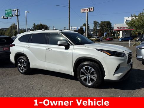 Used 2022 Toyota Highlander XLE image 3