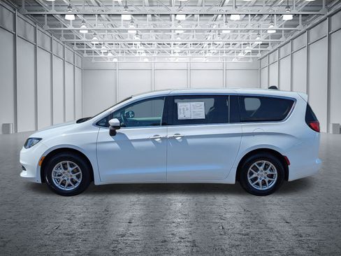 Used 2023 Chrysler Voyager LX FWD image 2