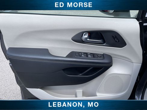 Used 2023 Chrysler Pacifica Touring-L FWD image 21
