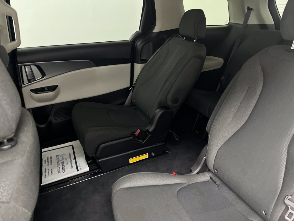 Used 2023 Kia Carnival LX FWD image 13