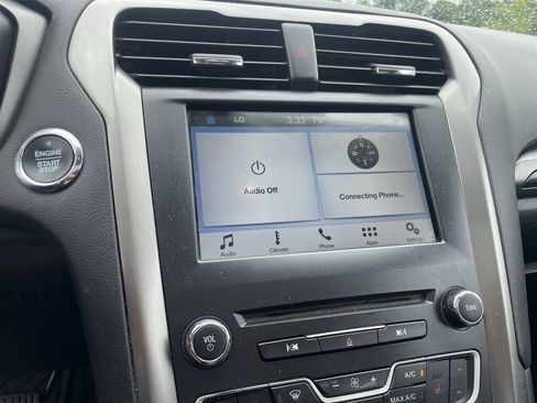 Used 2018 Ford Fusion SE w/ Fusion SE Technology Package FWD image 12