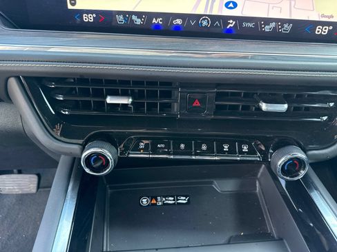 Used 2025 Chevrolet Suburban Premier AWD/4WD image 23