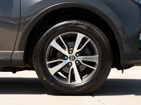 Used 2018 Toyota RAV4 XLE AWD/4WD image 28