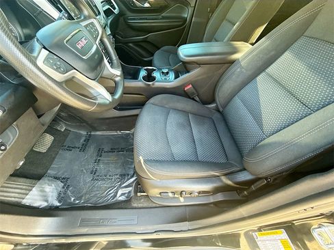 Used 2024 GMC Terrain SLE w/ Driver Convenience Package image 18