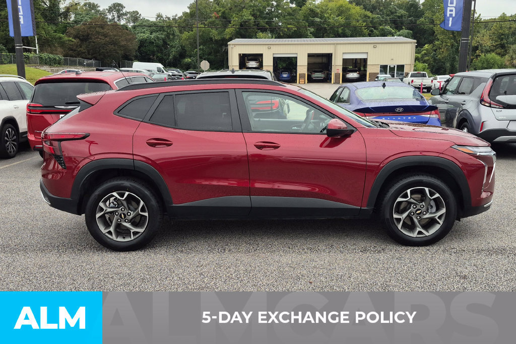 Used 2025 Chevrolet Trax LT FWD image 3