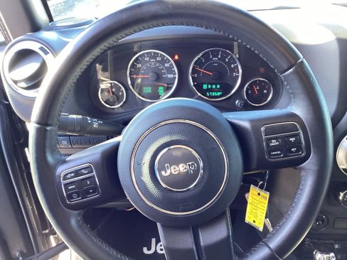 Used 2018 Jeep Wrangler Rubicon w/ Power Convenience Group image 16