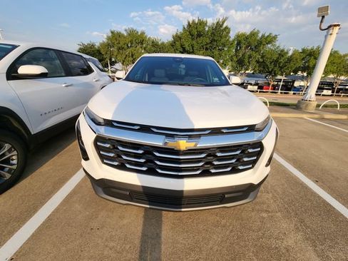 Used 2026 Chevrolet Equinox LT FWD image 2