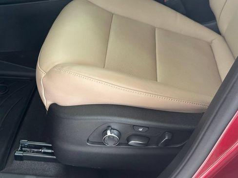 Used 2025 Cadillac XT4 Premium Luxury w/ Technology Package AWD/4WD image 15