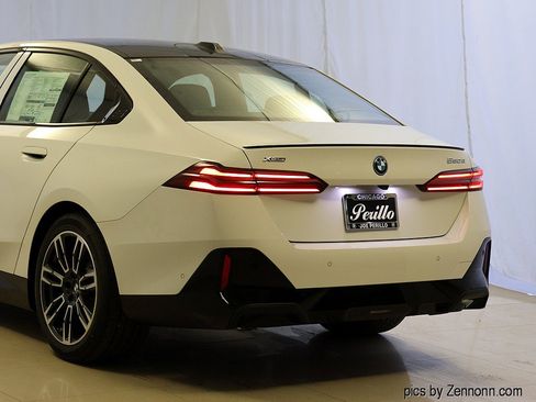 Used 2027 BMW 550e xDrive w/ Executive Package AWD/4WD image 8