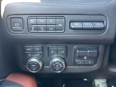 Used 2023 GMC Yukon Denali Ultimate AWD/4WD image 25