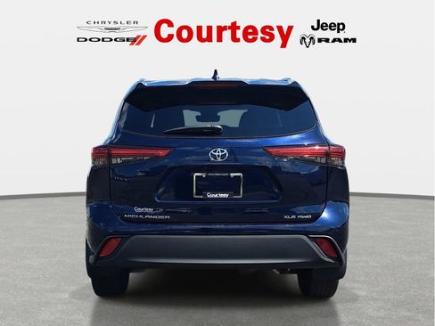 Used 2020 Toyota Highlander XLE AWD/4WD image 5