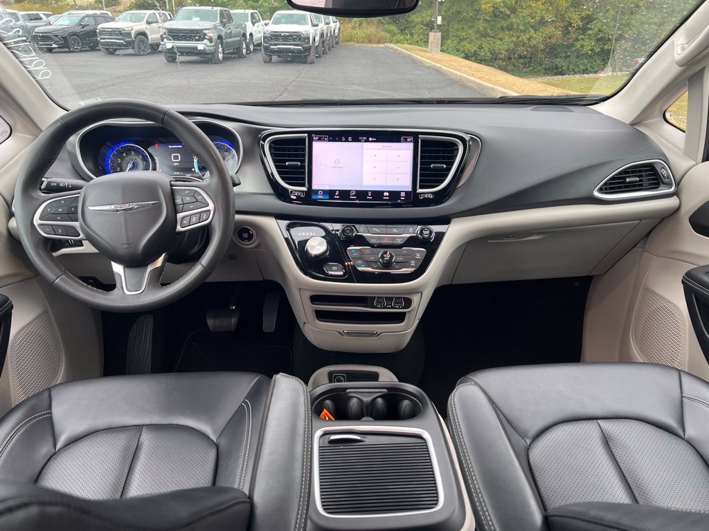 Used 2024 Chrysler Pacifica Touring-L FWD image 5