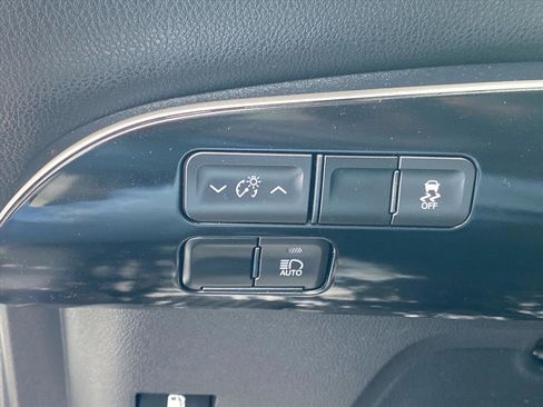 Used 2019 Toyota Prius XLE image 15