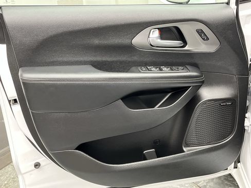 Used 2022 Chrysler Pacifica Limited w/ S Appearance Package FWD image 8