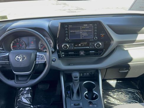 Certified 2022 Toyota Highlander L image 13