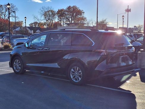 Certified 2024 Toyota Sienna XLE image 32