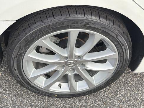 Used 2013 Toyota Avalon Limited image 29