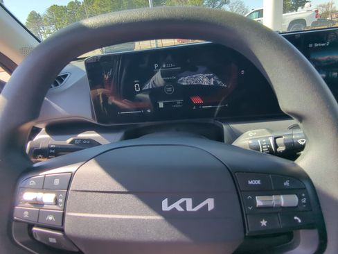 Certified 2025 Kia K4 LXS image 12